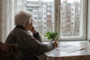 Стариков покупают пенсией. А молодежь отдыхает