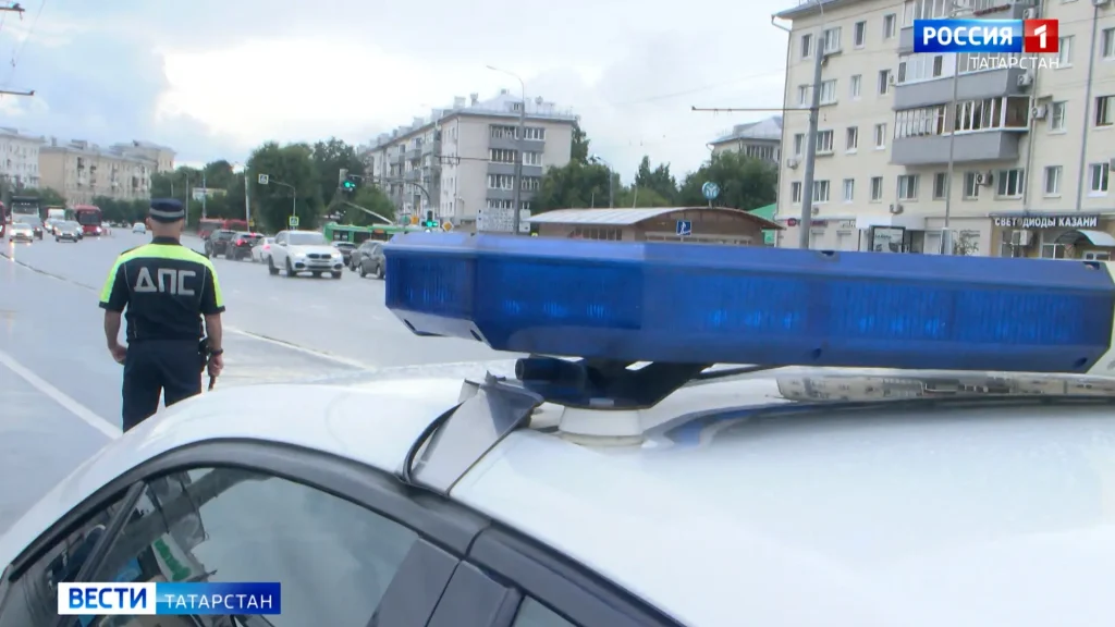 В Казани водителя авто наказали за езду по тротуару у детской площадки