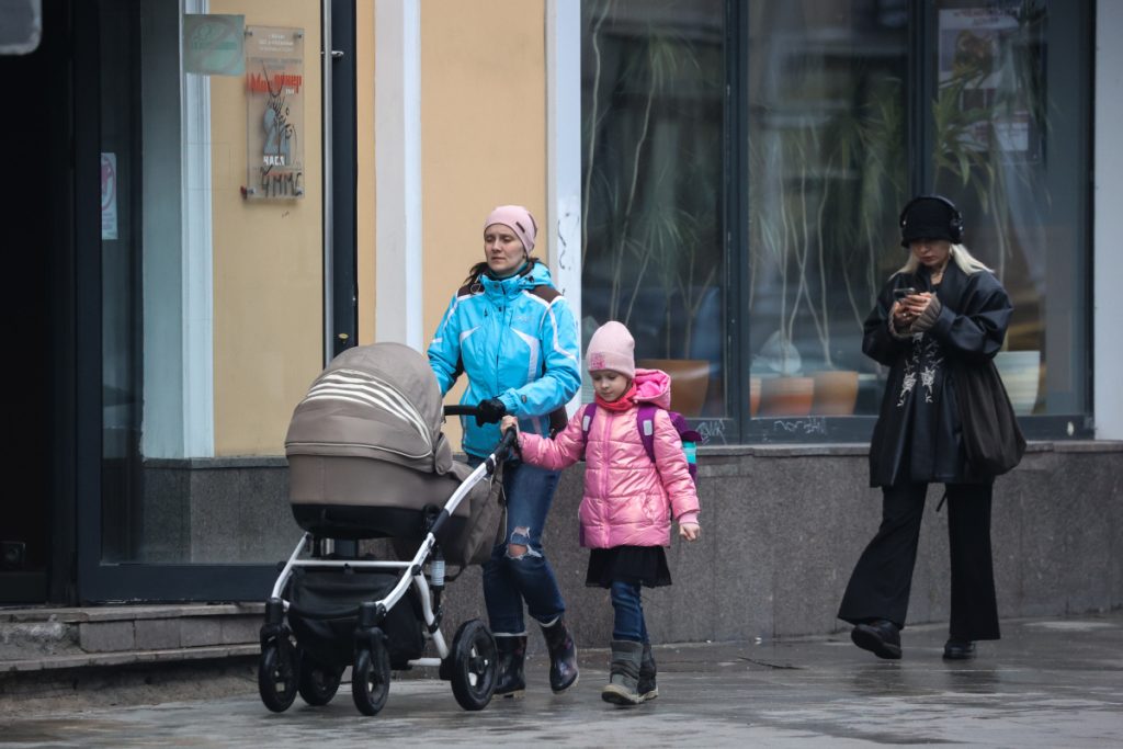 Эксперт: одних выплат недостаточно для роста рождаемости в России