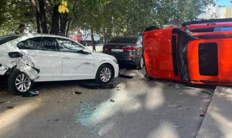 Две иномарки столкнулись на Мавлютова в Казани