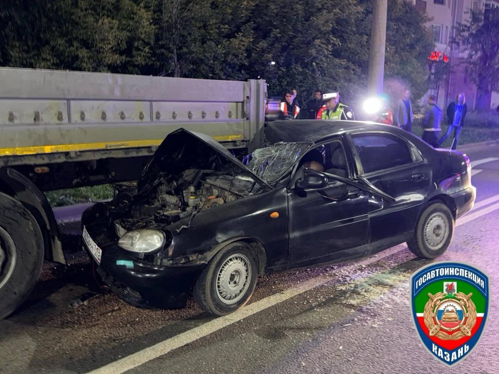 Пьяный водитель иномарки врезался в грузовик в Казани — пассажир погиб