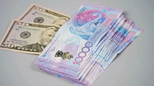 Доллар отыграл падение и снова вырос в Казахстане