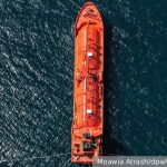 Танкер загорелся после попадания снаряда в Ормузском проливе