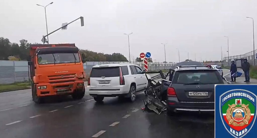 Mercedes и КАМАЗ столкнулись в Казани — два человека госпитализированы