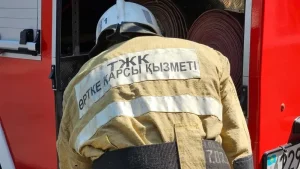 Опасный пожар на дороге: в Актобе спасатели предотвратили взрыв