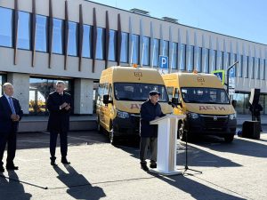 Минниханов передал новые школьные автобусы муниципалитетам Татарстана