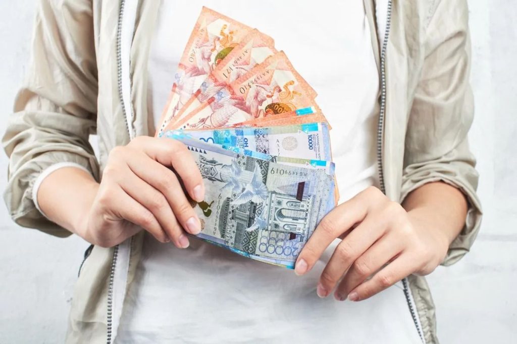 Спрятать деньги не получится: как налоговая видит доходы и расходы казахстанцев