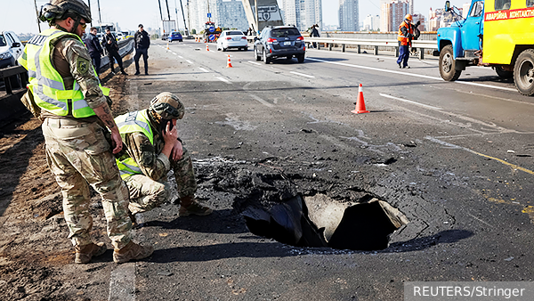 Российские войска поразили мост в Киеве и два сухогруза в Черном море