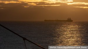 Несколько взрывов произошло рядом с танкером у берегов Йемена