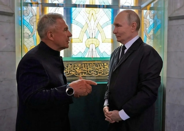 Минниханов поздравил Путина с днем рождения от имени жителей Татарстана