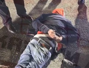 В Казани задержали дебошира, который громил автомобили и бросался на людей
