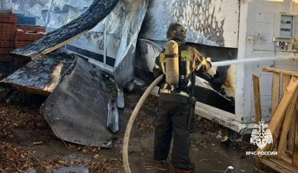 В Приволжском районе Казани ликвидируют пожар на складе