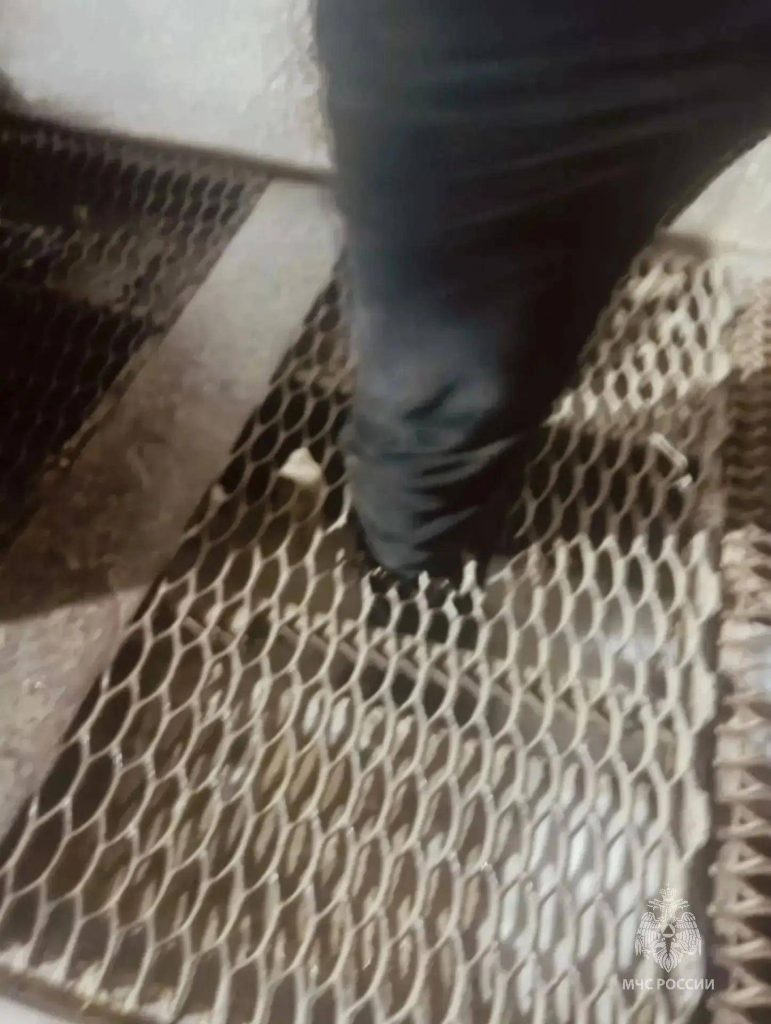 Спасатели помогли мужчине, провалившемуся в лоток для воды на автомойке в Казани