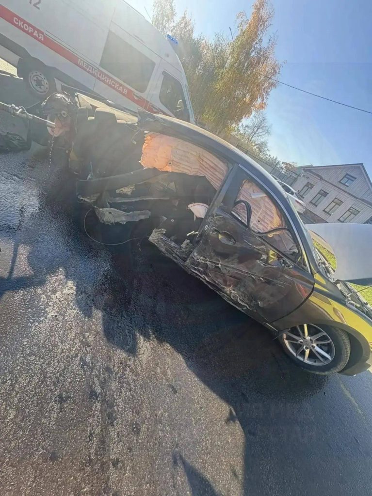 Водитель Mazda проехал на красный свет в Чистополе и врезался в столб — пассажир погиб