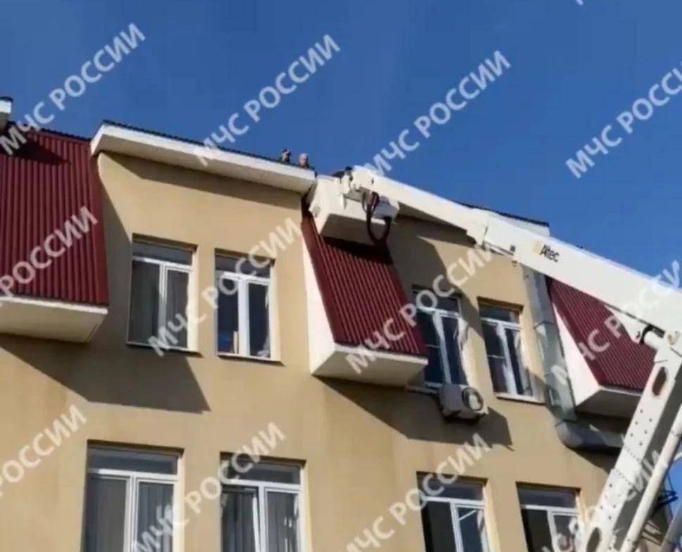 Пожарные в Заинске сняли с крыши здания тело мужчины, умершего от сердечного приступа