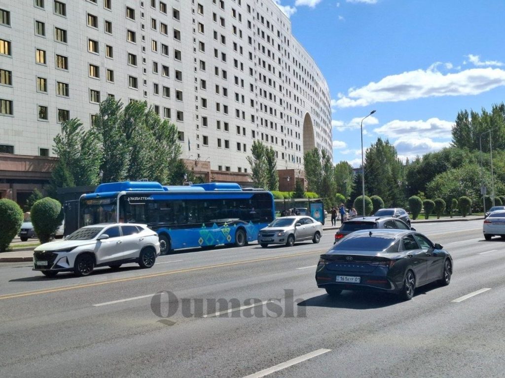 В Астане автобусы подорожают и станут доступными за наличные