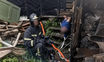 В казанском поселке мужчину при разборе дачи зажало между конструкциями