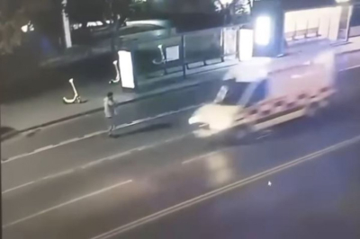 Астанчанин разбил лобовое стекло скорой помощи барсеткой (ВИДЕО)