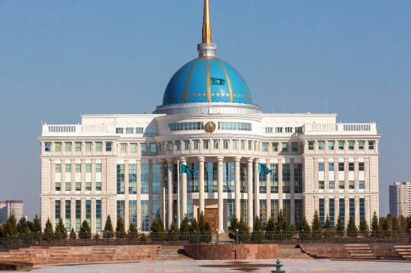 Токаев наградил ряд казахстанцев ко Дню Республики