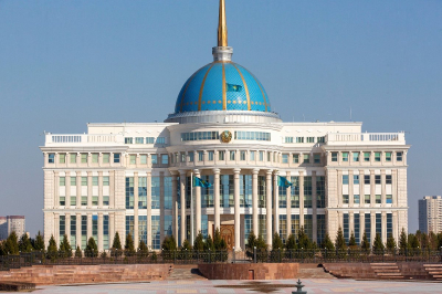 Токаев наградил ряд казахстанцев ко Дню Республики